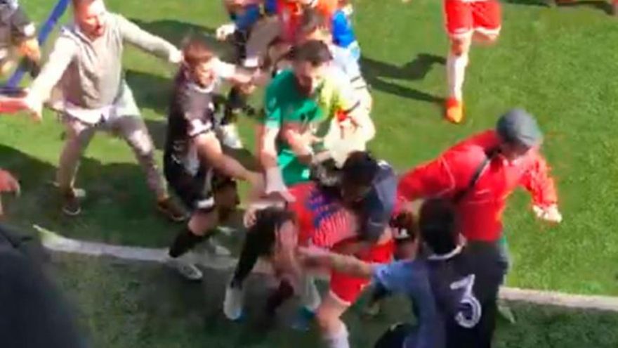 Vídeo: Una pelea entre los jugadores provoca la suspensión de un partido de Primera Regional en Oviedo