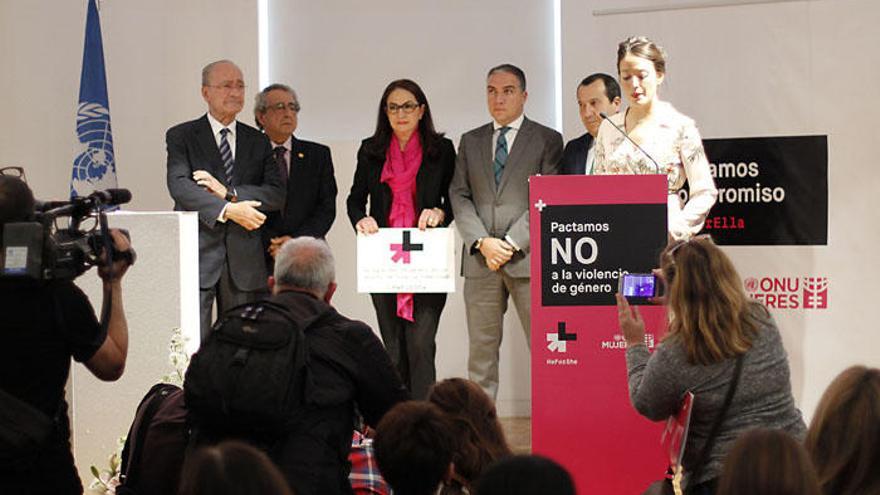 Representantes políticos e institucionales durante el acto.