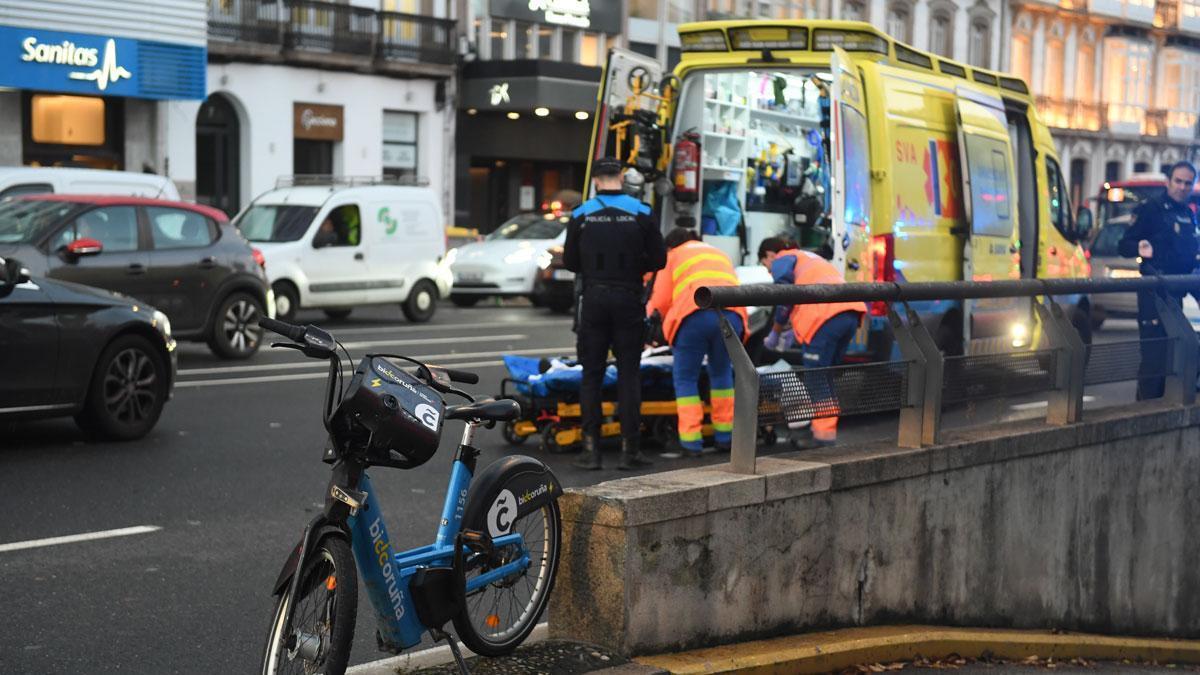 Accidente entre un ciclista y un bus urbano en la plaza de Ourense