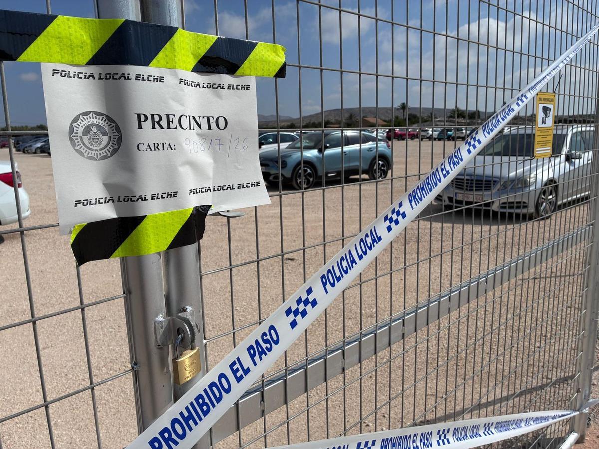 El establecimiento precintado, tras la actuación en la campa de Torrellano.
