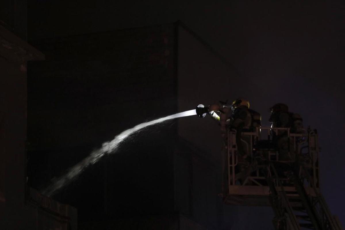 Al menos dos muertos en el incendio en Badalona Al menos dos muertos en el incendio en Badalona