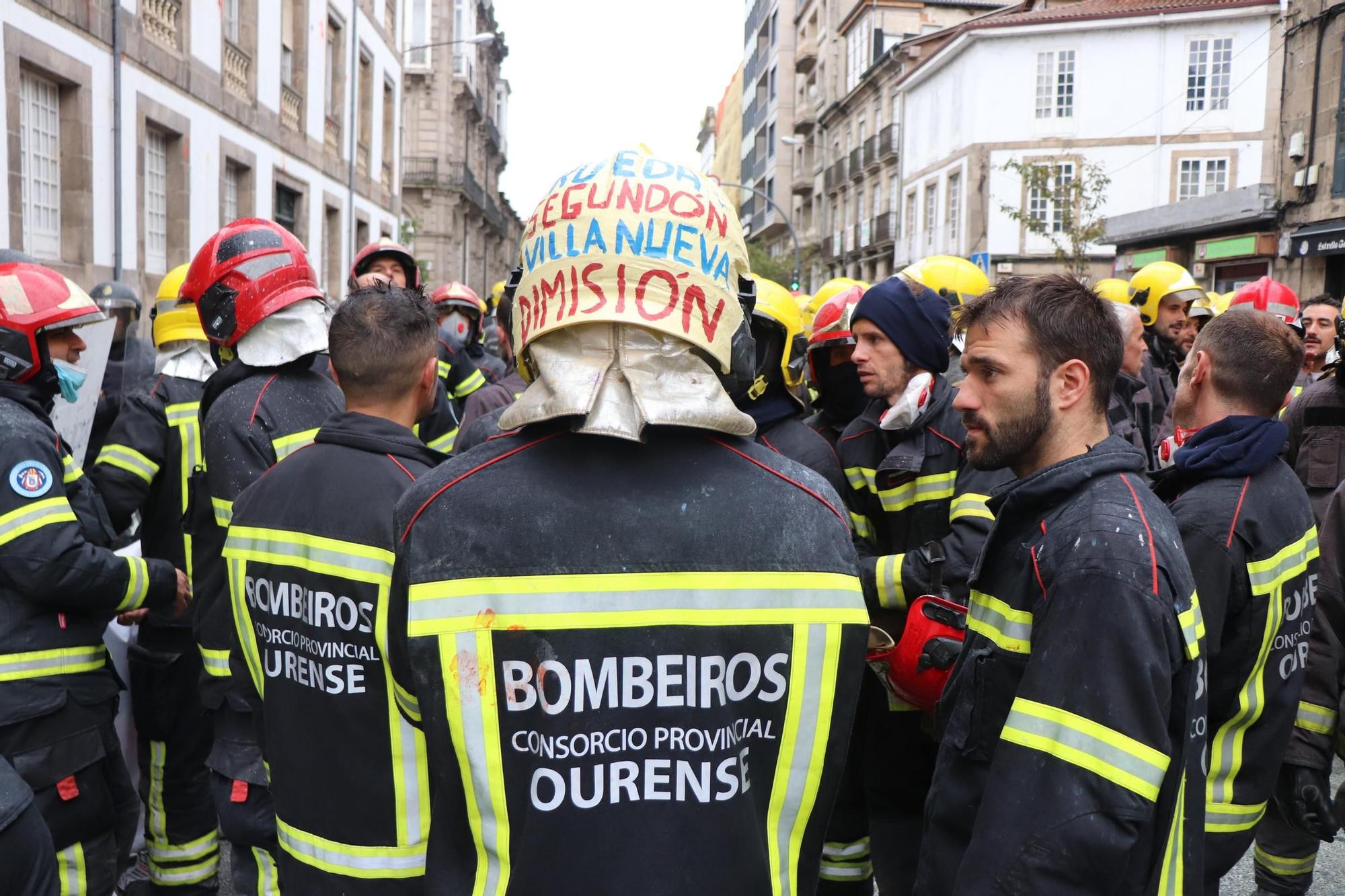 Protesta muy tensa de los bomberos ante la Diputación de Ourense