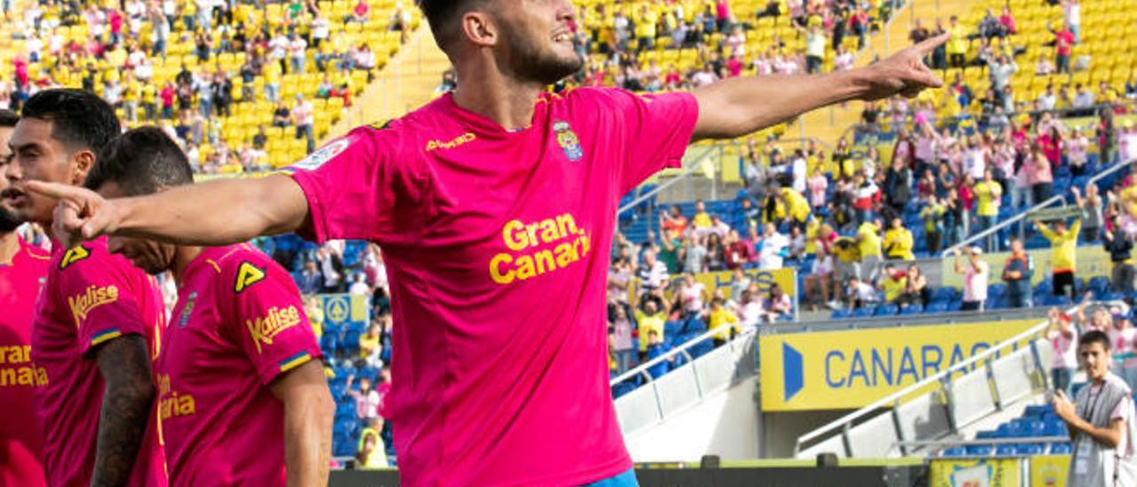 El artillero internacional sub 21 de la UD, Mir, ayer, celebra con la Curva su gol, que hacía el 2-0 ante el Numancia. Detrás, Araujo, Rubén y De la Bella.