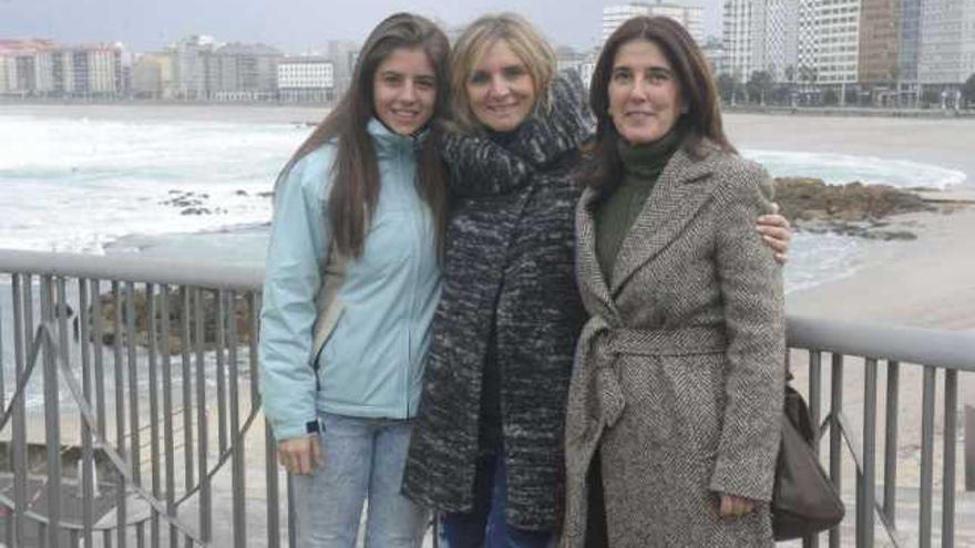 Ana Paula Mejuto, en A Coruña, flanqueada por su hija Carolina y Olivia Rodríguez. / víctor echave