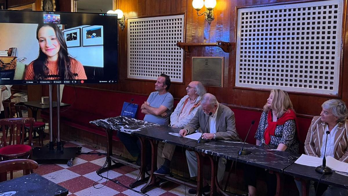 María Elena Morán, en la pantalla, y los miembros del jurado del «Café Gijón», junto a la alcaldesa Ana González, a la derecha, ayer, en el Café Gijón de Madrid tras fallarse el premio.