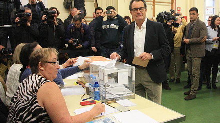 Artur Mas en el moment de votar.