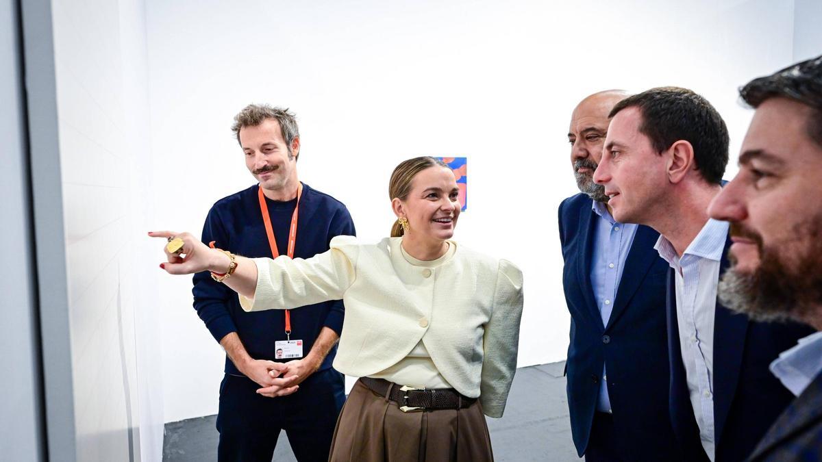 Marga Prohens assenyala el camí a Jaime Llabrés, Llorenç Galmés i Javier Bonet.