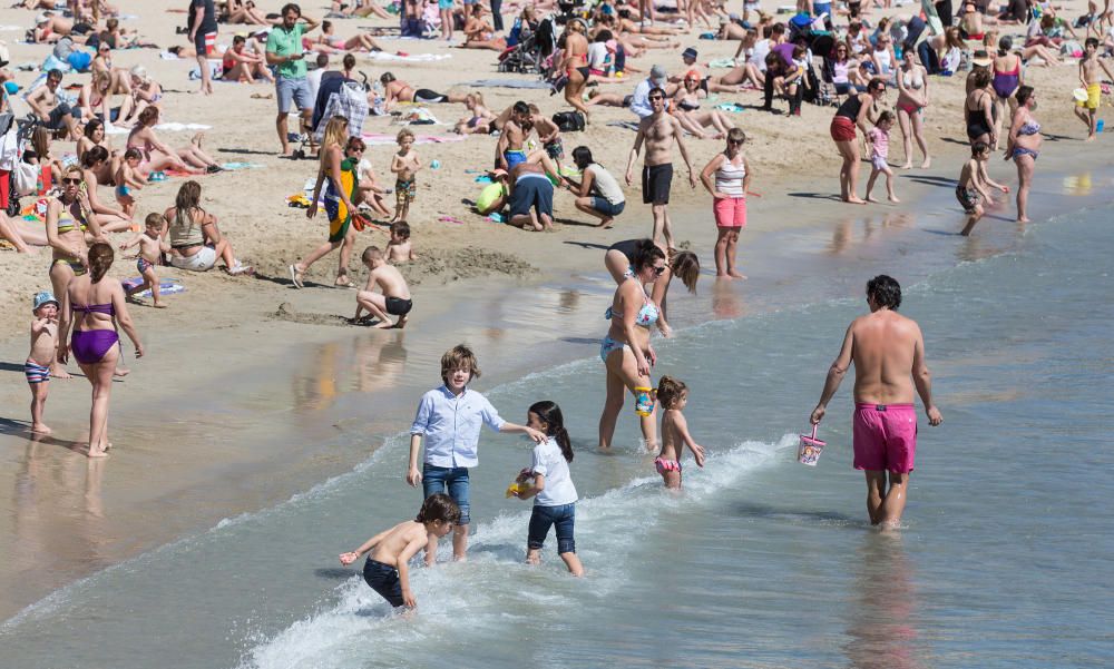Las altas temperaturas llenan la playa del Postiguet