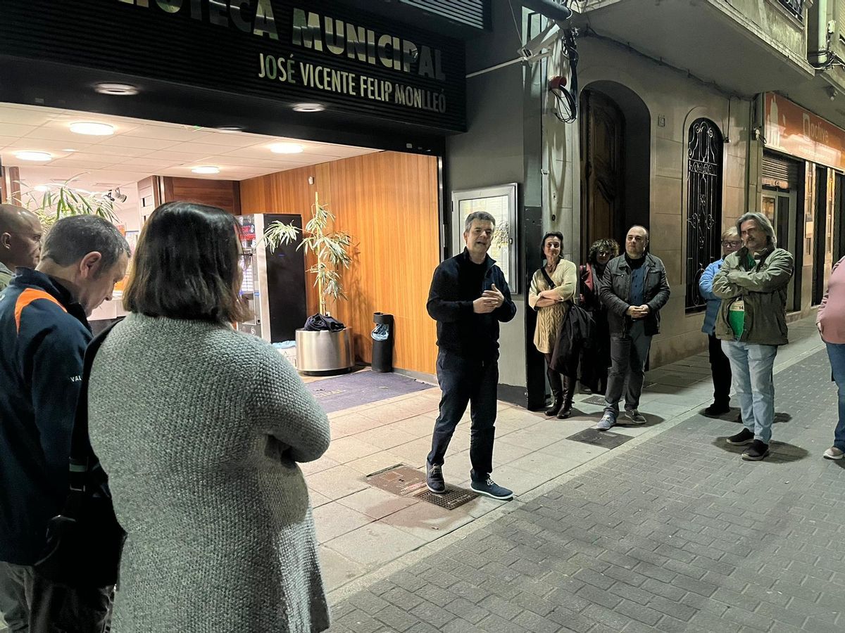 Joan Borja relata una de las leyendas a las puertas de la Biblioteca Municipal José Vicente Felip Monlleó.