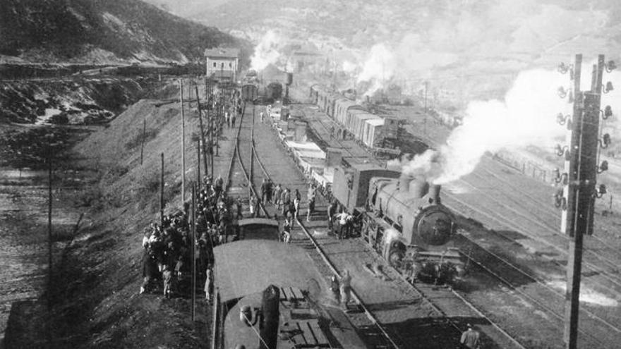 Traslado de los ataúdes del accidente de Torre del Bierzo, el 4 de enero de 1944.