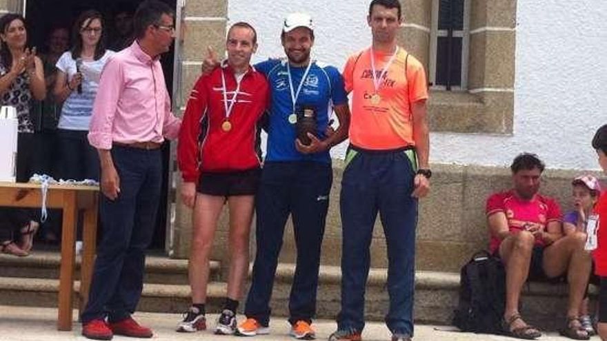 Silva (dcha.), tras la entrega de trofeos en la carrera de Sober.