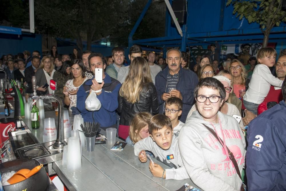 Jugadores del Real Oviedo visitan el chiringuito de la APARO en San Mateo