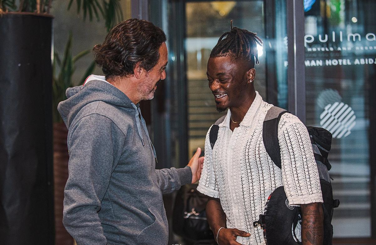 Brian Cipenga recibido por los miembros del cuerpo técnico al llegar al hotel de concentración.