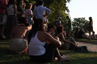 GALERÍA | El Castillo de Zamora y la Catedral, bajo la sombra del eclipse; otros prefieren verlo en la pantalla de la Plaza Mayor