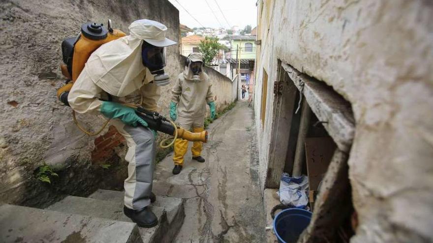 Técnicos fumigan viviendas en Brasil para luchar contra el mosquito que transmite el zika.