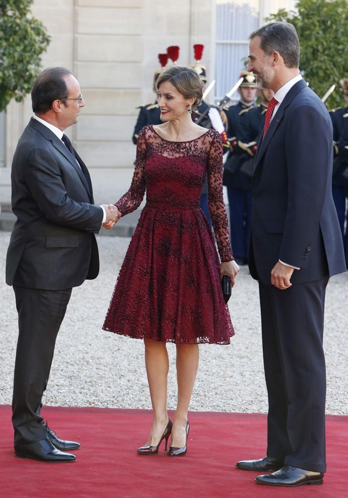 Falda de vuelo y transparencias, el look elegido por Letizia Ortiz en París