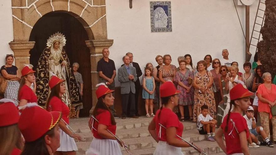 &#039;Las majorettes&#039; de Puebla de Obando bailaron por primera vez a la Virgen del Rosario en sus fiestas de agosto