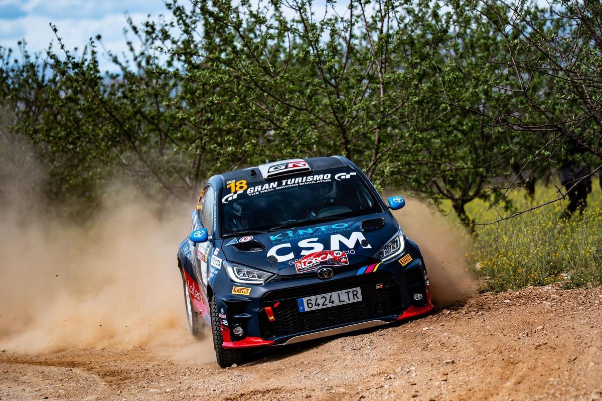 Laia Sanz, durante una prueba con su Toyota Daris.