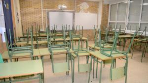 CLASE VACIA EN EL COLEGIO CEIP MOSTEIRO DE MEIS. AULA. SILLAS LEVANTADAS. RECOGIDAS. FOTO DE RECURSO. COLEGIO CERRADO. AULAS CERRADAS