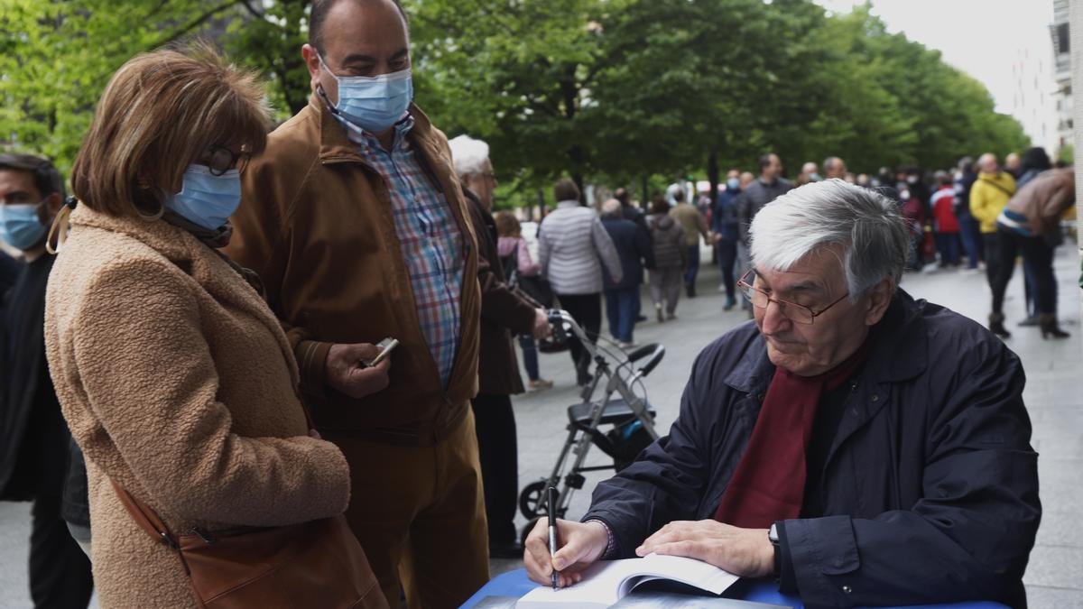 Domingo Buesa firma uno de los ejemplares de &#039;Leyendas aragonesas inéditas&#039;.