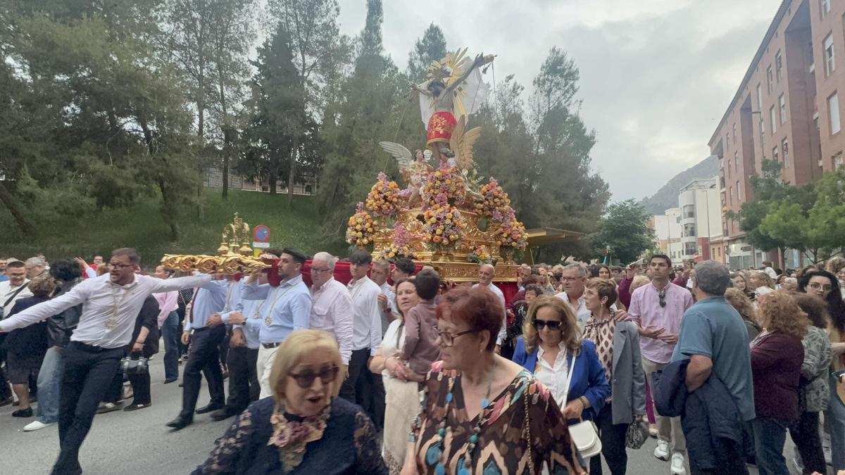 Un grupo de personas junto al Cristo de la Cruz