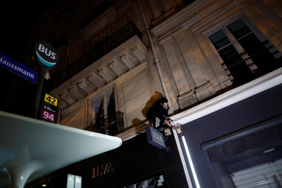 Atletas utilizan el parkour para apagar las luces de los escaparates en París