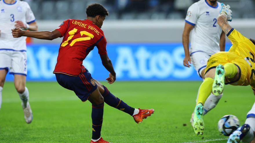 Lamine Yamal anota el primer gol de España ante Chipre.