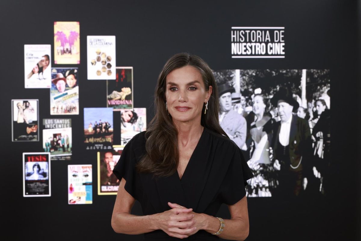 Doña Leticia con el cartel de Bienvenido Mr. Marshall