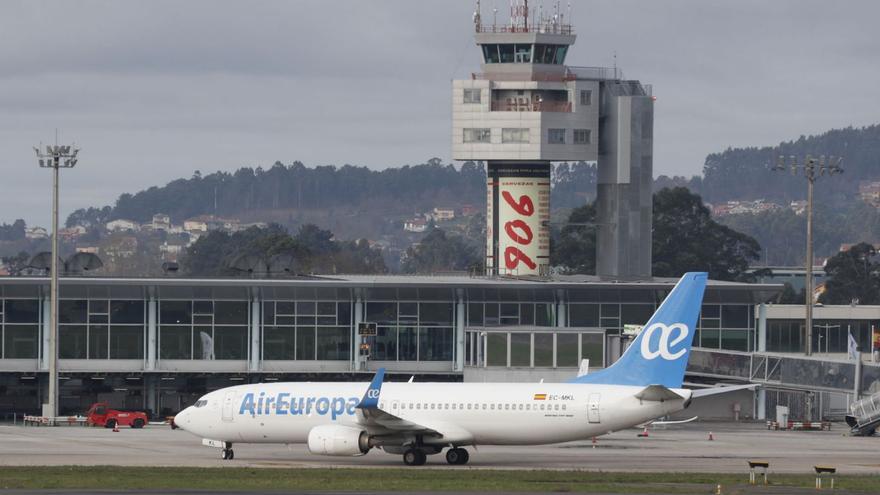 Avión de Air Europa en el 
aeropuerto de Peinador en
una imagen de archivo. |   // R. GROBAS