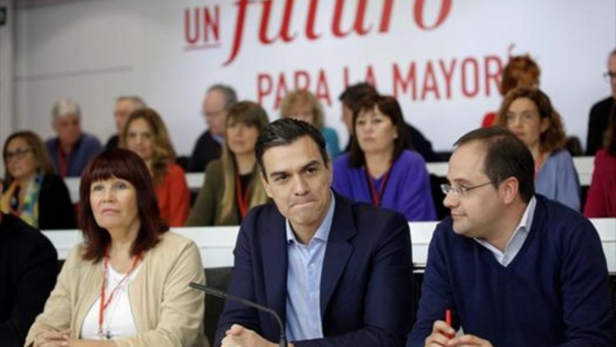 De izquierda a derecha, Micaela Navarro, Pedro Sánchez y César Luena, ayer, en el comité federal del PSOE.