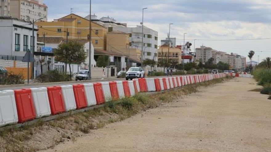La carretera Natzaret-Oliva a su paso por la playa de Gandia, que se convertirá en un bulevar, en la zona de las obras paralizadas.