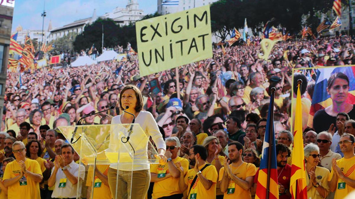 Carme Forcadell en el acto central de la campaña 'Ara és l'hora' en la plaza de Catalunya de Barcelona.