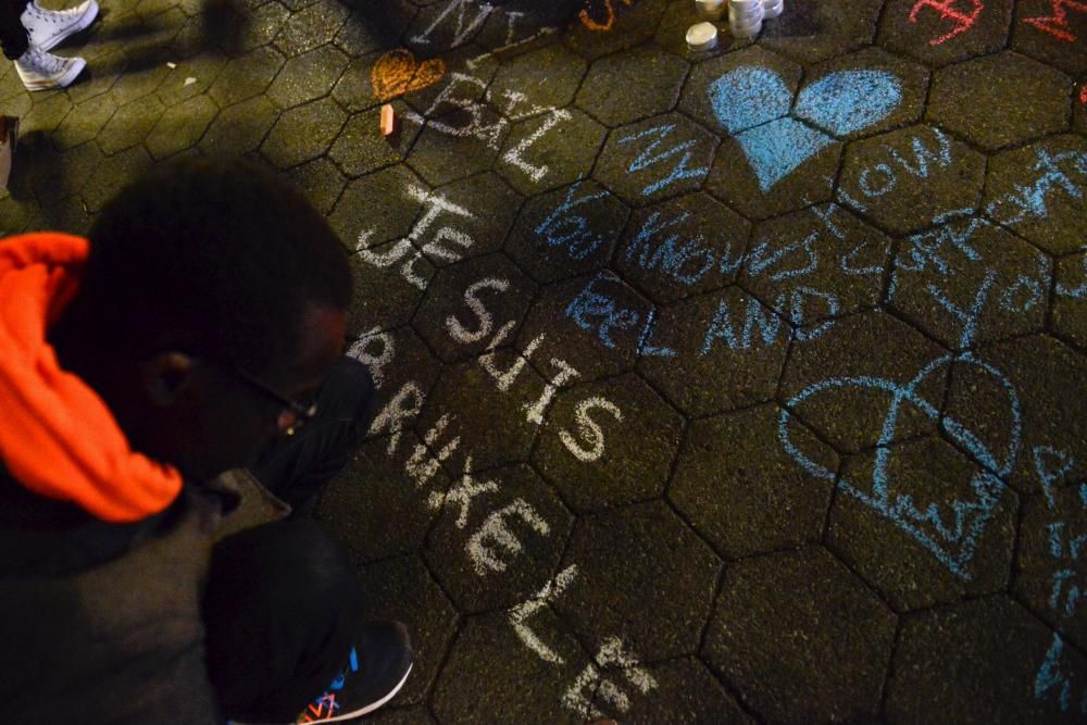 La noche y el día después a los atentados han sido emocionalmente duros para los habitantes de la capital belga, golpeada por el terrorismo. Los ramos de flores se acumulaban en las plazas.