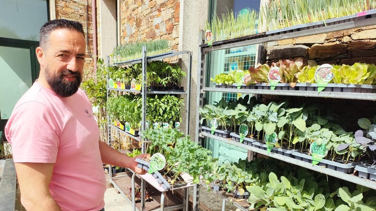 Diego Refojos, de Agro A Nosa Terra de Lavacolla, con la col Kale