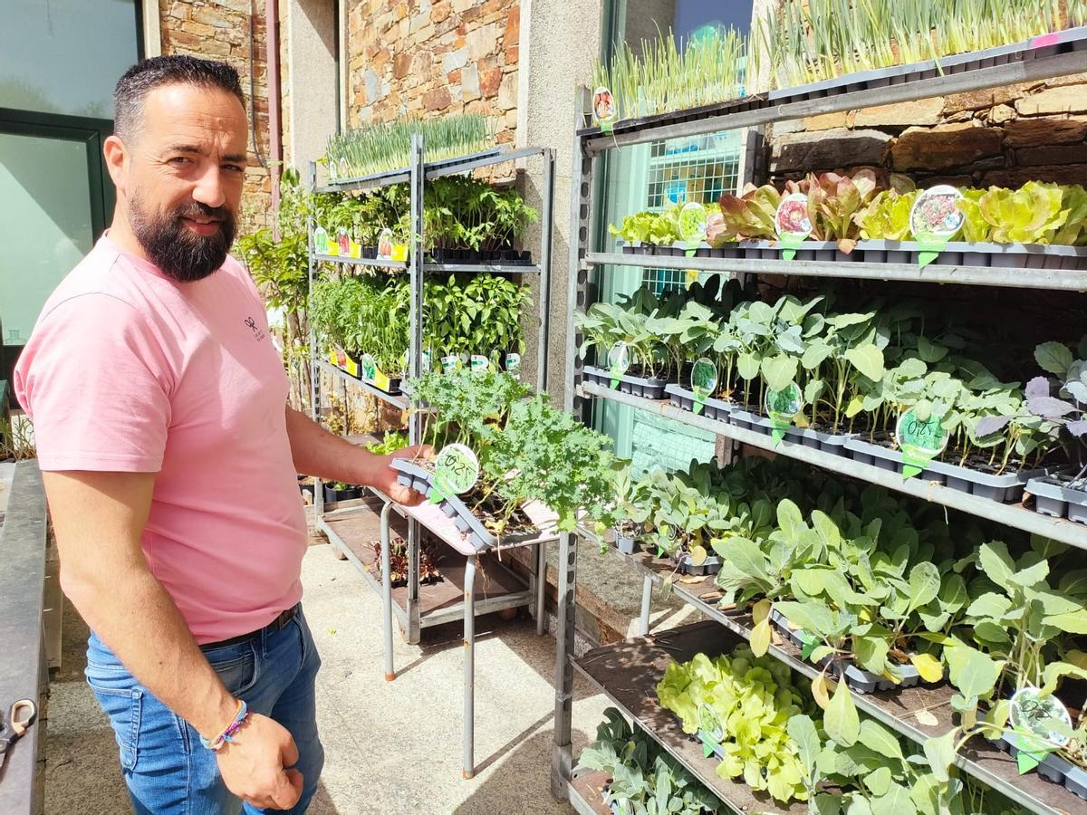 Diego Refojos, de Agro A Nosa Terra de Lavacolla, con la col Kale