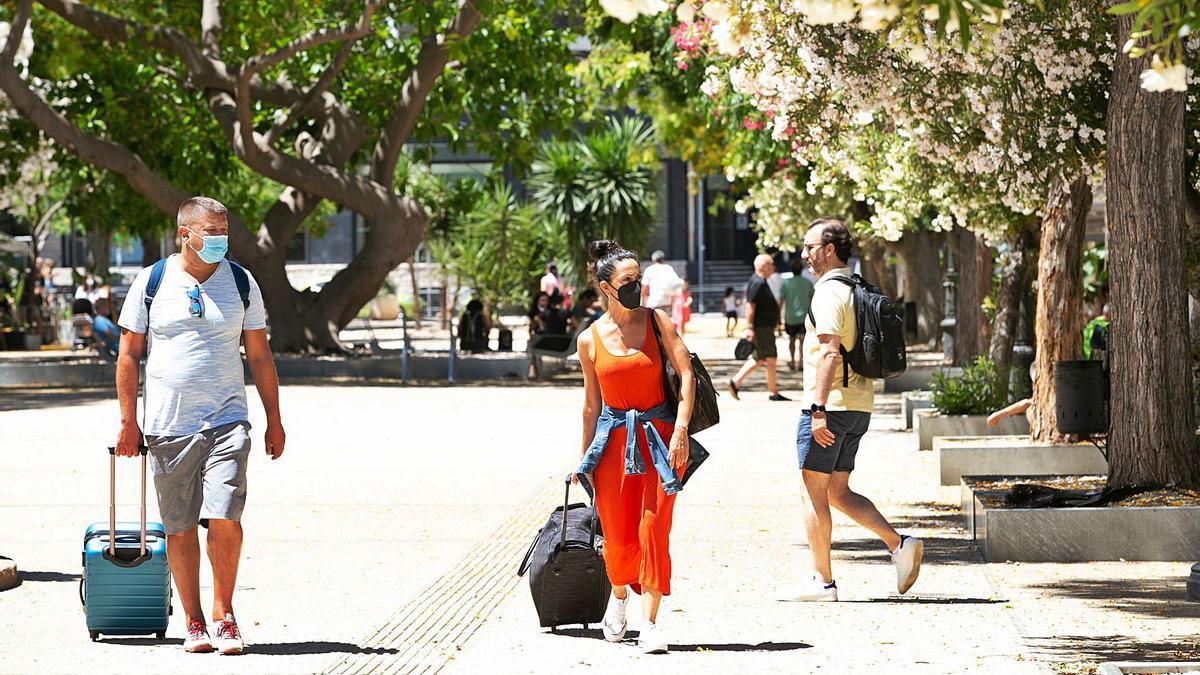 Turistas pasean por Vara de Rey.