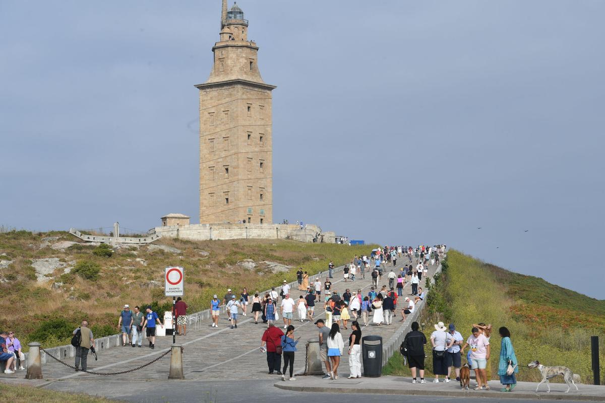 La Torre de Hércules contó con numerosas personas que quisieron ver y captar el eclipse.