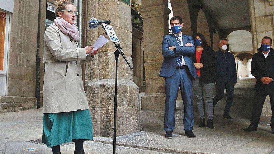 Elena Cuerda, hija de José Luis Cuerda, junto a la placa que rinde homenaje al cineasta.