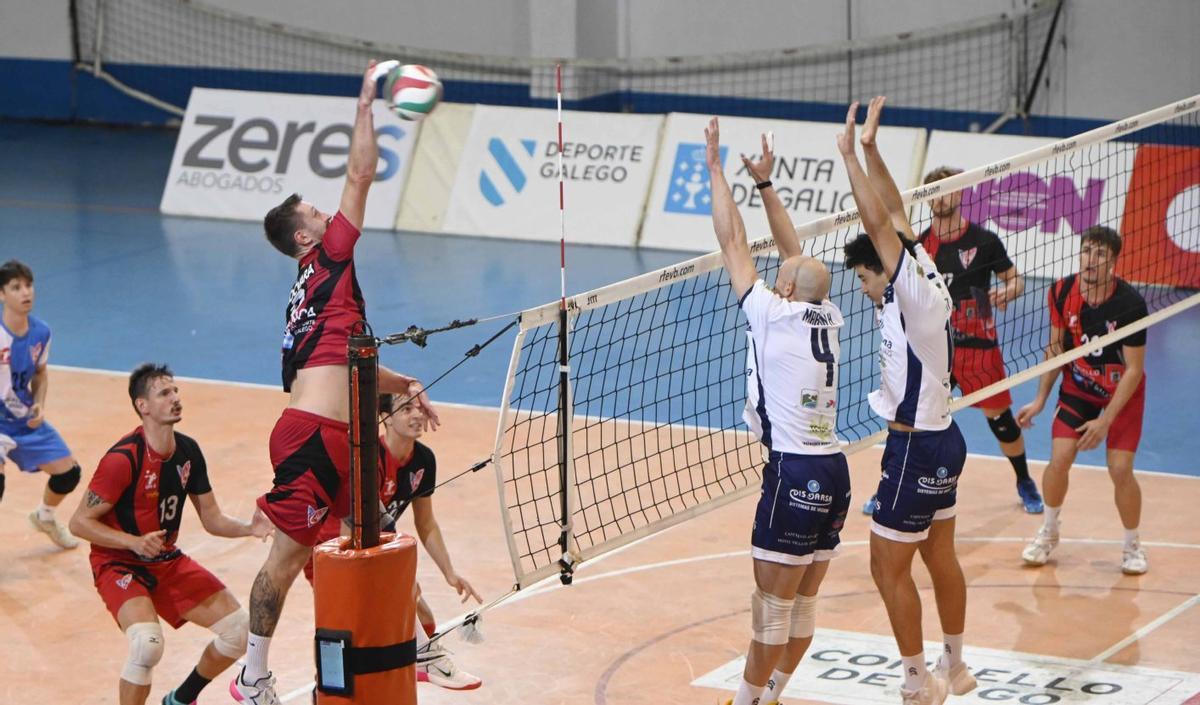 Kocvara remata en un partido jugado en Coia. | PABLO HERNÁNDEZ GAMARRA