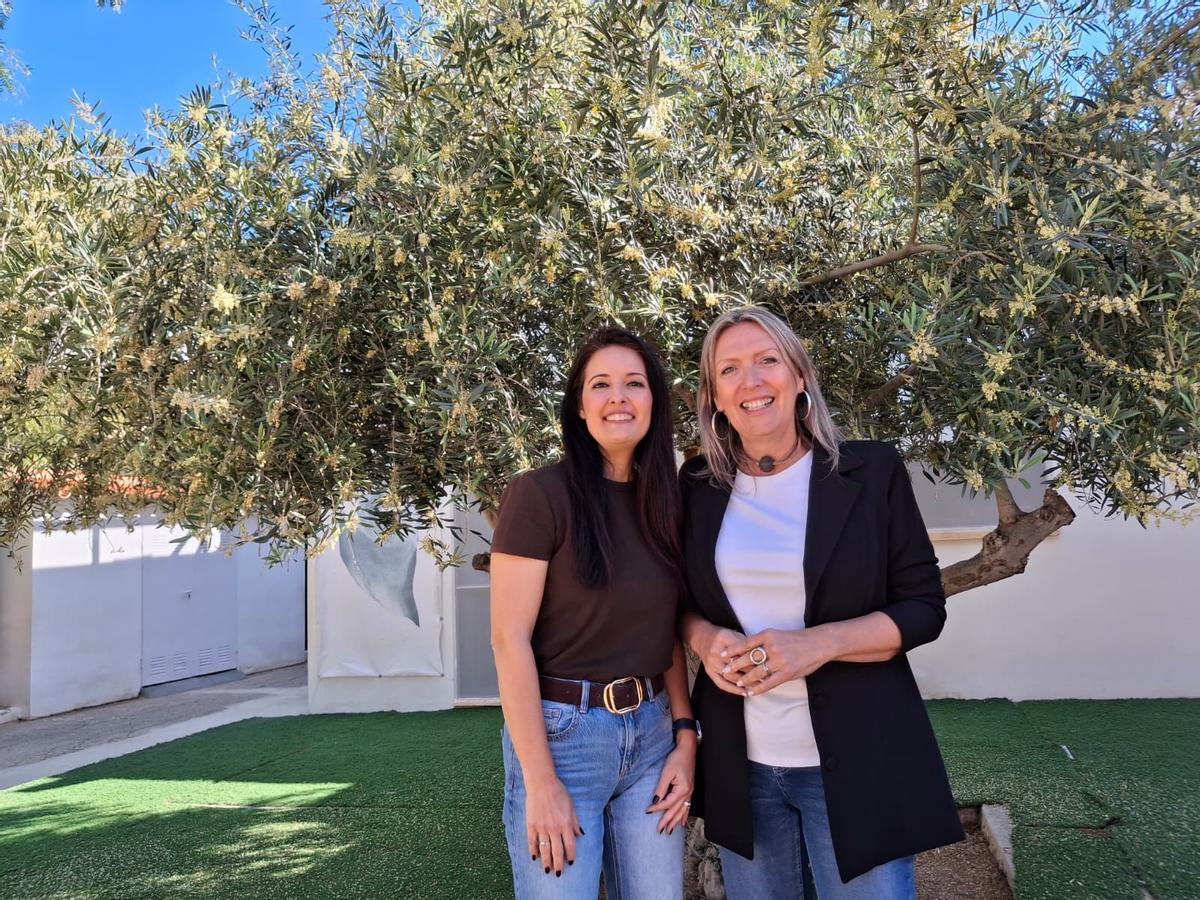 Carmela Bonet e Isabel Moreno en el CEIP El Port de Xàbia.