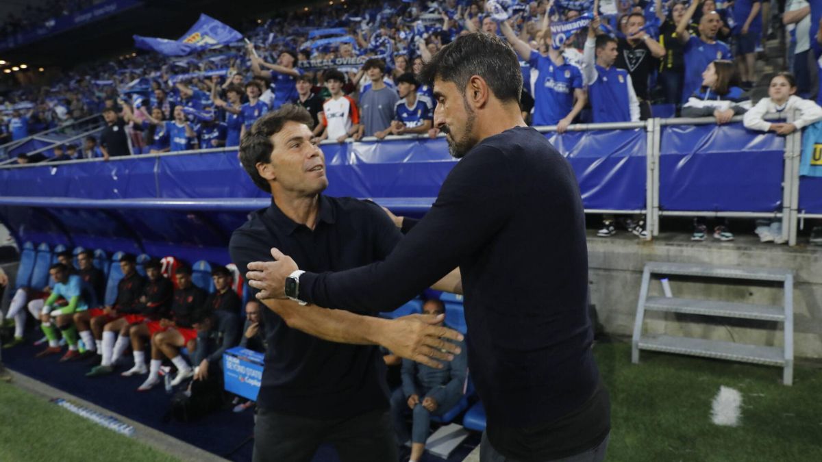 Rubi saluda a Paunovic antes del partido.