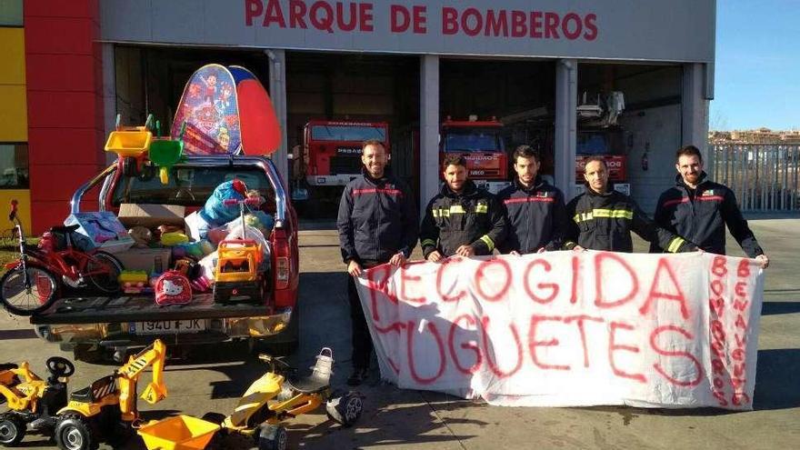 Los bomberos culminan con éxito la recogida de juguetes