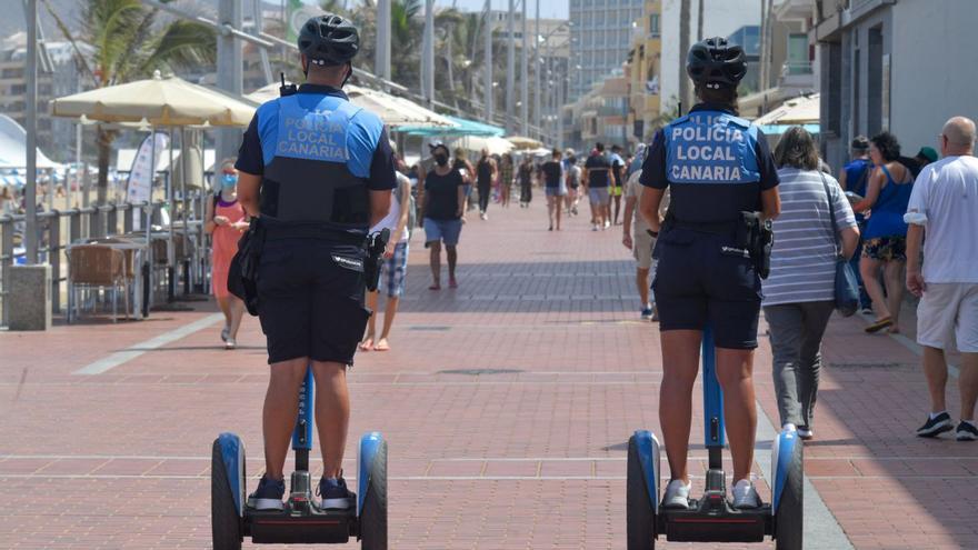 Agentes de la Policía Local de playa en el Paseo de Las Canteras, en la capital grancanaria. | |