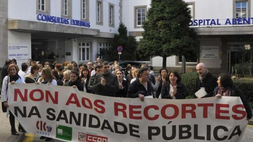 Trabajadores concentrados en la entrada del Hospital Abente y Lago, ayer, en A Coruña. / noelia cerqueiro