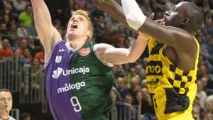 Alberto Díaz lanza a canasta ante Ilimane Diop, en en Unicaja - LEnovi Tenerife.