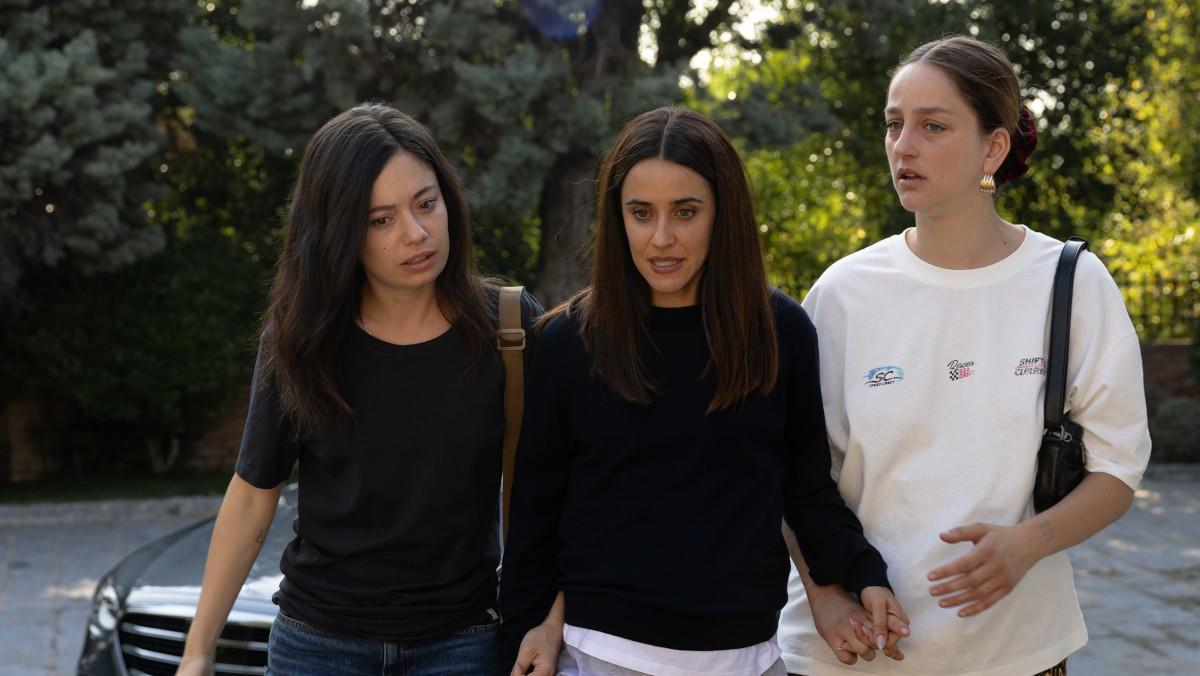 Anna Castillo, Macarena García y Laura Weissmahr, en 'Se tiene que morir mucha gente'