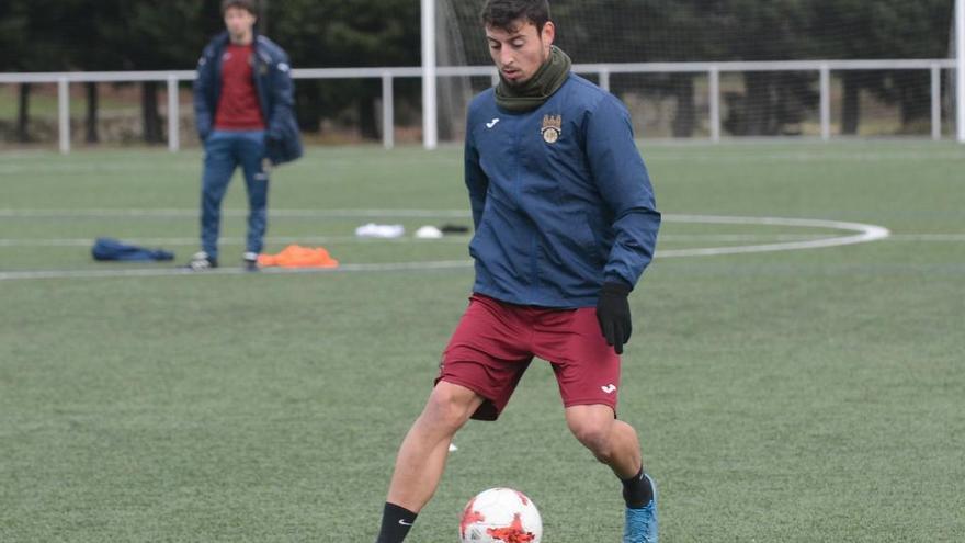 Kevin Presa durante un entrenamiento con el Pontevedra.