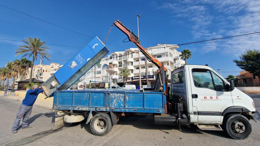 Telefónica retira la última cabina que quedaba en pie en Torrevieja