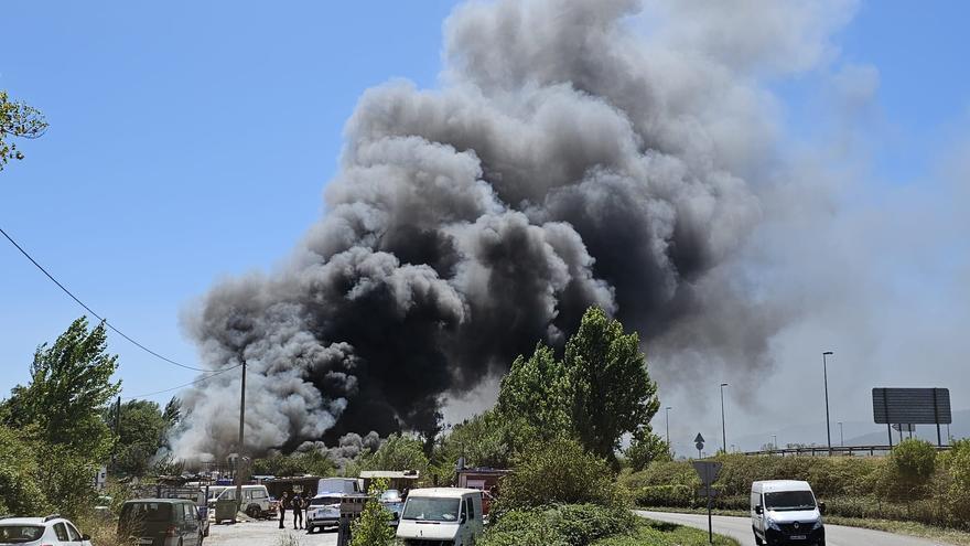 Controlado el incendio que originó una mole de humo negro en Llanera y obligó a evacuar familias de un poblado