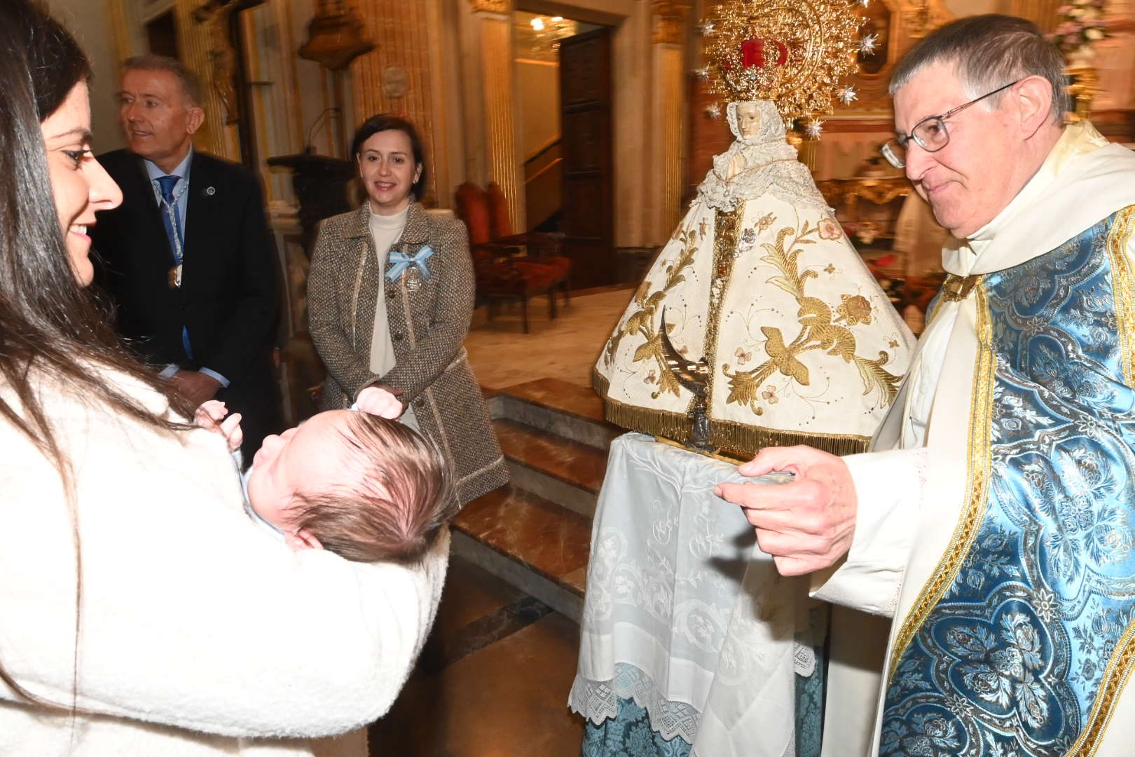 Galería de imágenes: Paso por el manto de la Virgen del Lledó en la basílica